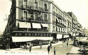 1013- Oran - Un coin de la Place d'Armes